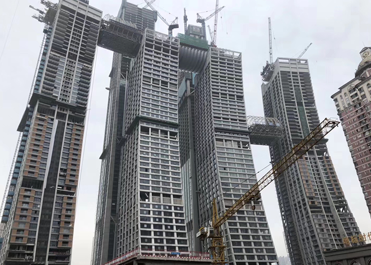 重慶來福士廣場景觀天橋結構提升（提升重量3x900噸 ，提升高度203米）